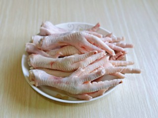 2、香辣卤鸡爪,首先我们一定要把凤爪的指甲剪掉，这一步绝对不可以省略。