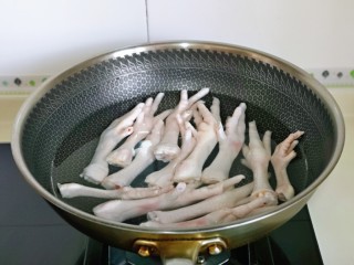 3、香辣卤鸡爪,鸡爪焯水: 冷水下锅，大火烧开，煮2分钟。