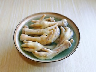 4、香辣卤鸡爪,煮好后捞出用冷水反复冲洗，再冷水中泡5分钟。