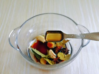 7、香辣卤鸡爪,再加入2小勺料酒。