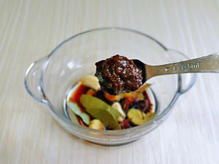 8、香辣卤鸡爪,加入1大勺豆瓣酱。