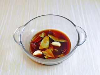 9、香辣卤鸡爪,加入少许纯净水，搅拌均匀。