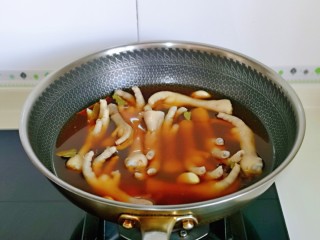10、香辣卤鸡爪,把调味料倒入锅中，加入纯净水，放入凤爪，水量没过凤爪为佳。