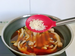 11、香辣卤鸡爪,再加入冰糖，不喜欢可以少放，建议不能不放。