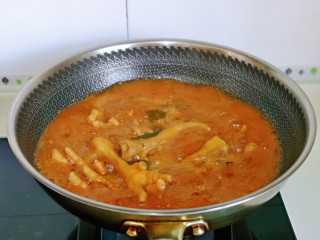 12、香辣卤鸡爪,加入两个红辣椒盖上盖子烧开，转小火炖30分钟。