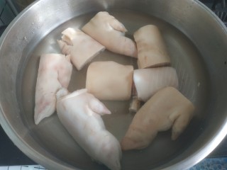 1、啤酒炖猪蹄,猪蹄剁成小块，洗净，冷水放入锅中