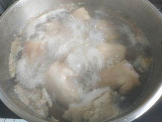 2、啤酒炖猪蹄,烧开几分钟