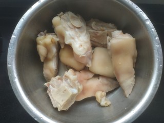 3、啤酒炖猪蹄,捞出洗净