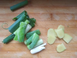 4、啤酒炖猪蹄,葱切小段，姜切片