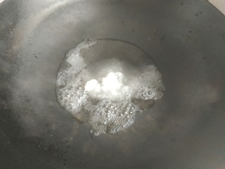 5、啤酒炖猪蹄,两勺白糖放入少量清水中