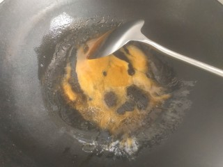 6、啤酒炖猪蹄,熬成糖色