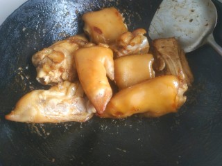 7、啤酒炖猪蹄,放入猪爪翻炒均匀上色