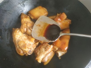 8、啤酒炖猪蹄,加入适量生抽