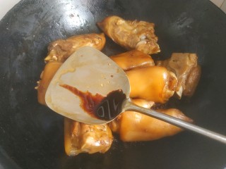 9、啤酒炖猪蹄,加入少量老抽翻炒上色