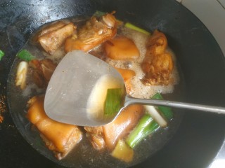 11、啤酒炖猪蹄,加入适量料酒，加入两听啤酒