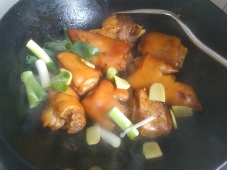 10、啤酒炖猪蹄,放入葱姜翻炒