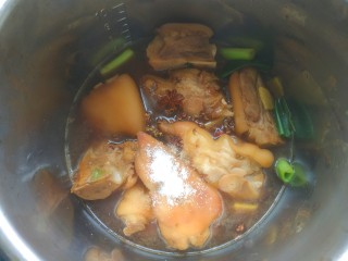 12、啤酒炖猪蹄,倒入电压力锅，放入适量花椒，八角，盐