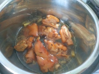 14、啤酒炖猪蹄,煮好的猪蹄有很多汤