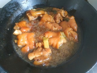 15、啤酒炖猪蹄,倒入炒锅