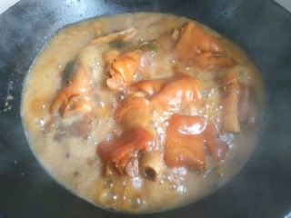 16、啤酒炖猪蹄,大火烧开