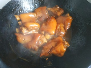 17、啤酒炖猪蹄,汤汁浓稠关火出锅