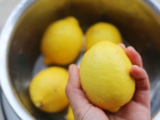 3、冬至美食 柠檬蜂蜜水,擦干水分。