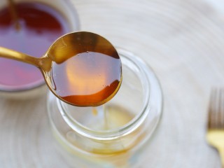 6、冬至美食 柠檬蜂蜜水,在提前准备好的无水无油的玻璃容器里倒入一层蜂蜜。