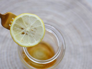 7、冬至美食 柠檬蜂蜜水,再放一层柠檬。