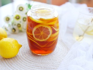 10、冬至美食 柠檬蜂蜜水,盖上盖子密封好,冷藏三天就可以泡水喝啦。