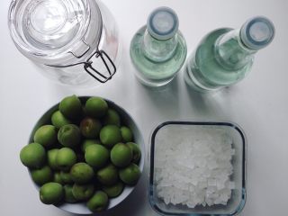 1、青梅子酒,准备好密封玻璃罐，冰糖、白酒。加白砂糖酒易酸且腻口，建议用冰糖。白酒的度数不能低于30度，酒精浓度低梅子容易腐坏，浓度太高则破坏梅子的营养成分。最好在30~40度之间
