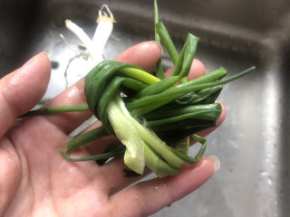 2、冬瓜猪骨汤,葱清洗干净打结备用。