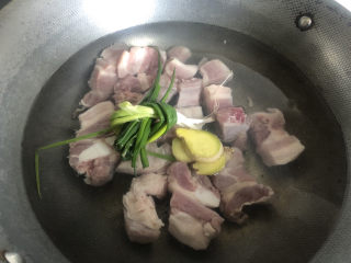 5、冬瓜猪骨汤,放葱姜。