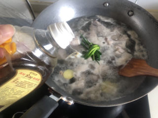 7、冬瓜猪骨汤,加料酒去腥。