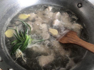 8、冬瓜猪骨汤,煮出排骨中剩余血沫，关火。