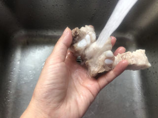 9、冬瓜猪骨汤,冲洗干净。