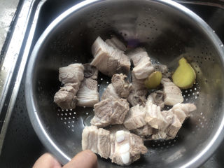 10、冬瓜猪骨汤,控干水分。