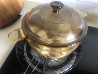 12、冬瓜猪骨汤,大火煮开后转小火慢炖至酥烂。