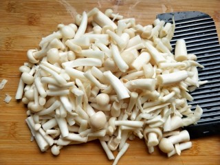 2、蚝油海鲜菇,海鲜菇洗净切段。