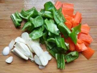 3、蚝油海鲜菇,青椒，大蒜，胡萝卜切片。