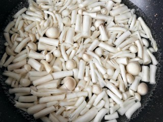 4、蚝油海鲜菇,锅内放清水，水开后放海鲜菇，焯水两分钟捞出并挤干水分。
