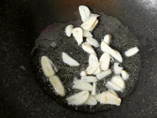 5、蚝油海鲜菇,锅内放油，放大蒜爆香。