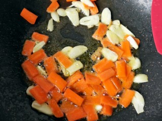 6、蚝油海鲜菇,放胡萝卜翻炒。