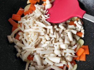 7、蚝油海鲜菇,放海鲜菇翻炒。