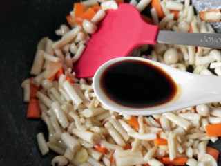 8、蚝油海鲜菇,放一勺生抽。