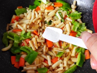 11、蚝油海鲜菇,放盐翻炒。