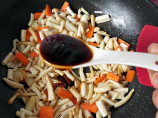 9、蚝油海鲜菇,一勺蚝油翻炒。