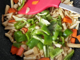 10、蚝油海鲜菇,放青椒翻炒。