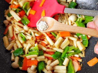 12、蚝油海鲜菇,放胡椒粉鸡精翻炒。