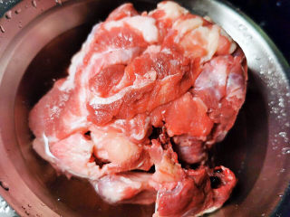 1、萝卜牛腩煲,牛腩