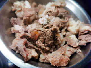 2、萝卜牛腩煲,汆烫一下，冲洗干净